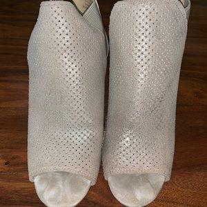 SIZE 7 VANELI BLOCK HEEL SHINY GRAY